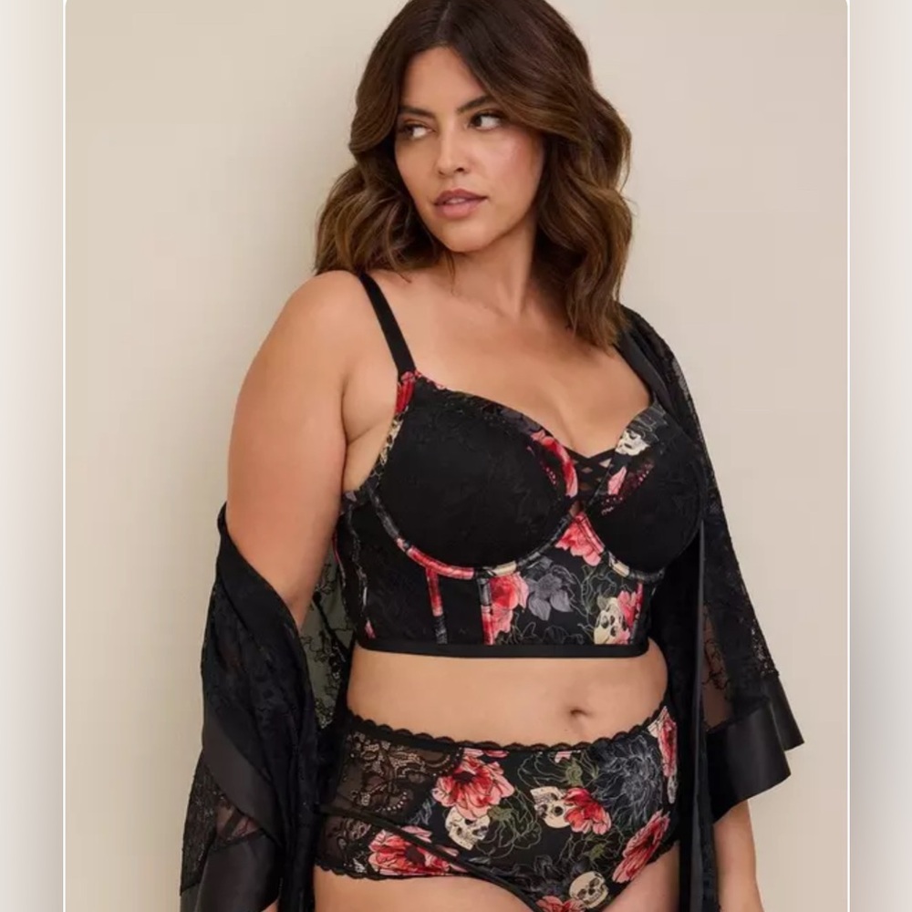 TORRID XO Plunge Push-Up Bra lace roses 🌹 and skulls  💀size 46 DDD.